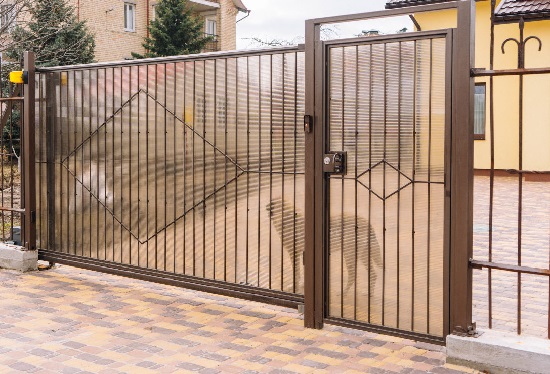 Купить ворота из профлиста с элементами ковки, с металлическими столбами в рамке или под дерево в Малоярославце от 158955 руб